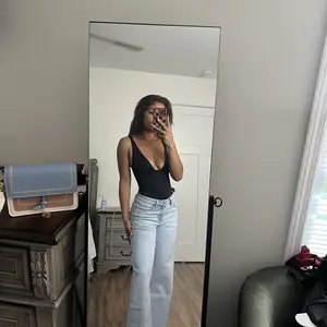 Customer showing the sculpted hip fit of the Sculpt Jeans